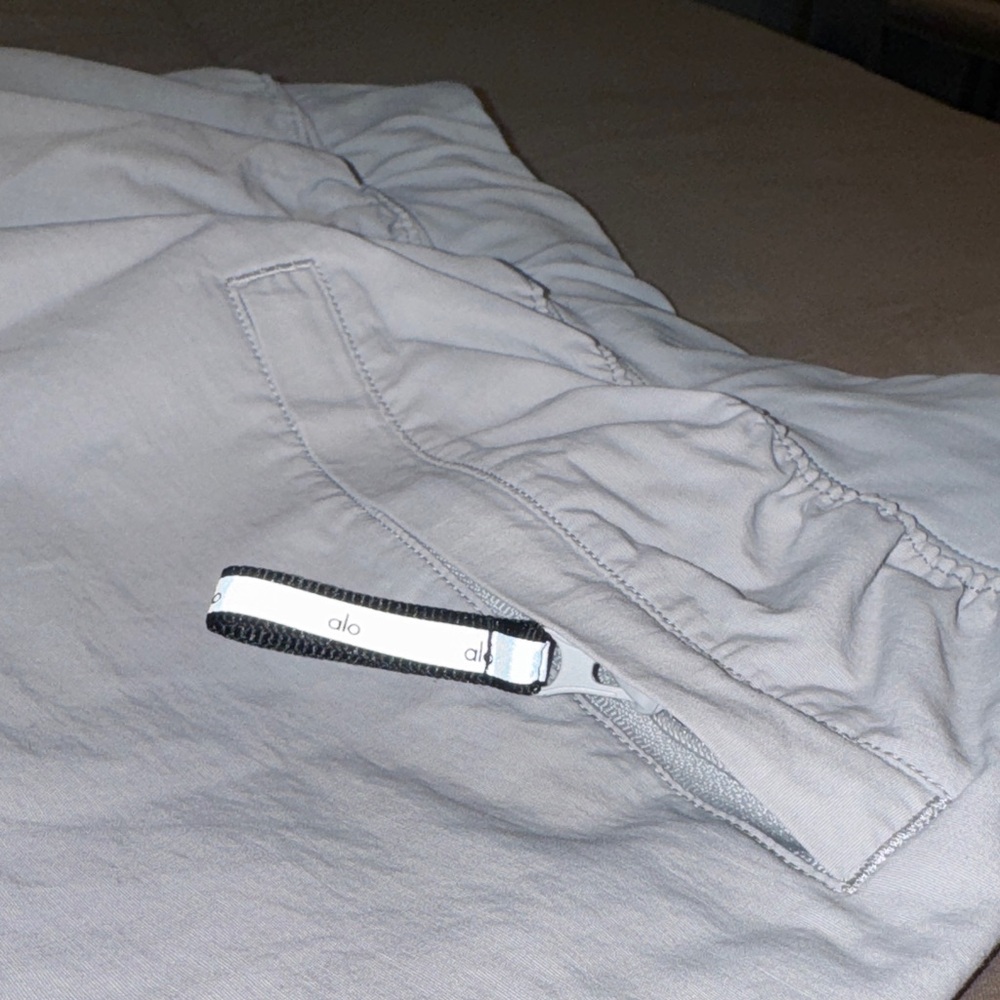 ALO Yoga Trackpant Joggers - Picture 8 of 8